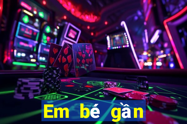 Em bé gần biển Chơi game bài