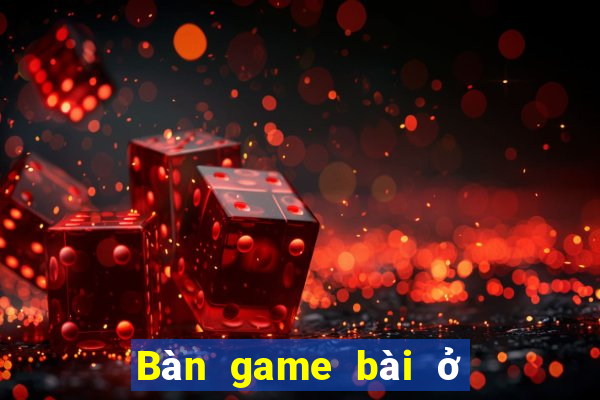 Bàn game bài ở cửa Đại Lộc