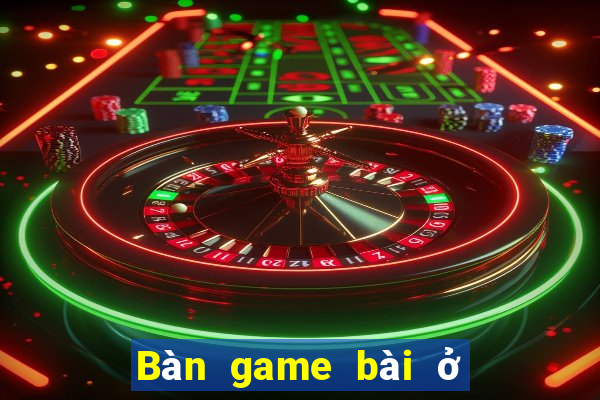 Bàn game bài ở cửa Đại Lộc