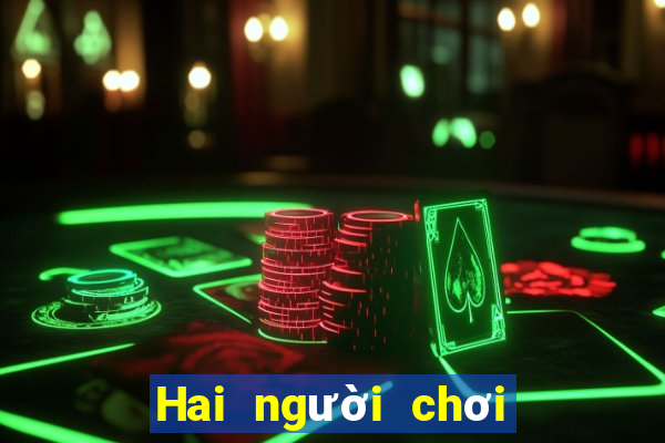 Hai người chơi game bài