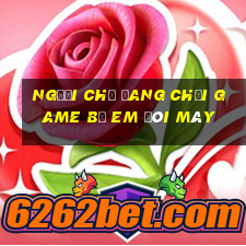 người chị đang chơi game bị em đòi máy